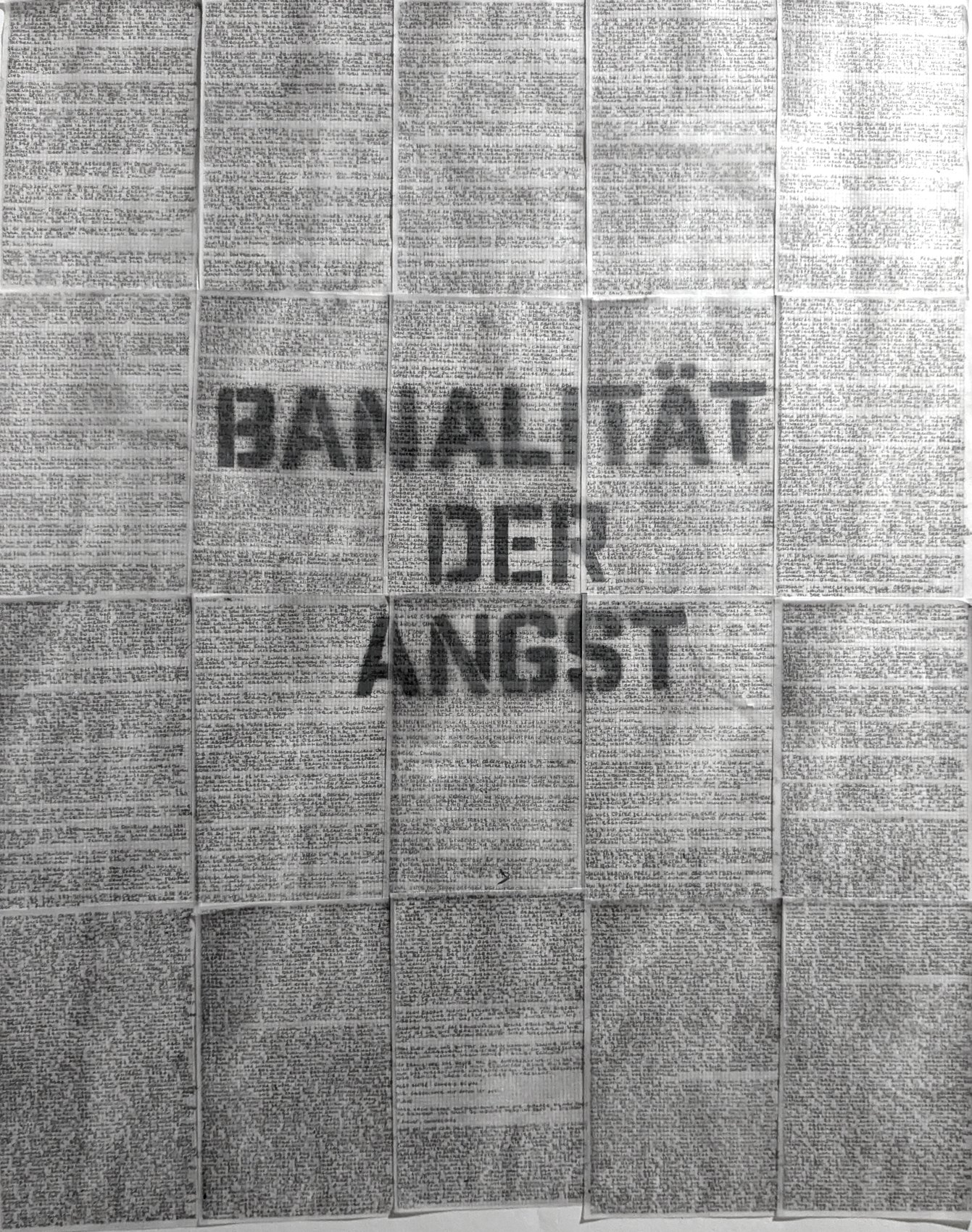 Eine Fläche aus überlappenden Blättern engbeschriebenen Transparentpapiers; darüber in gesprühter Schablonenschrift die Worte Banalität der Angst.