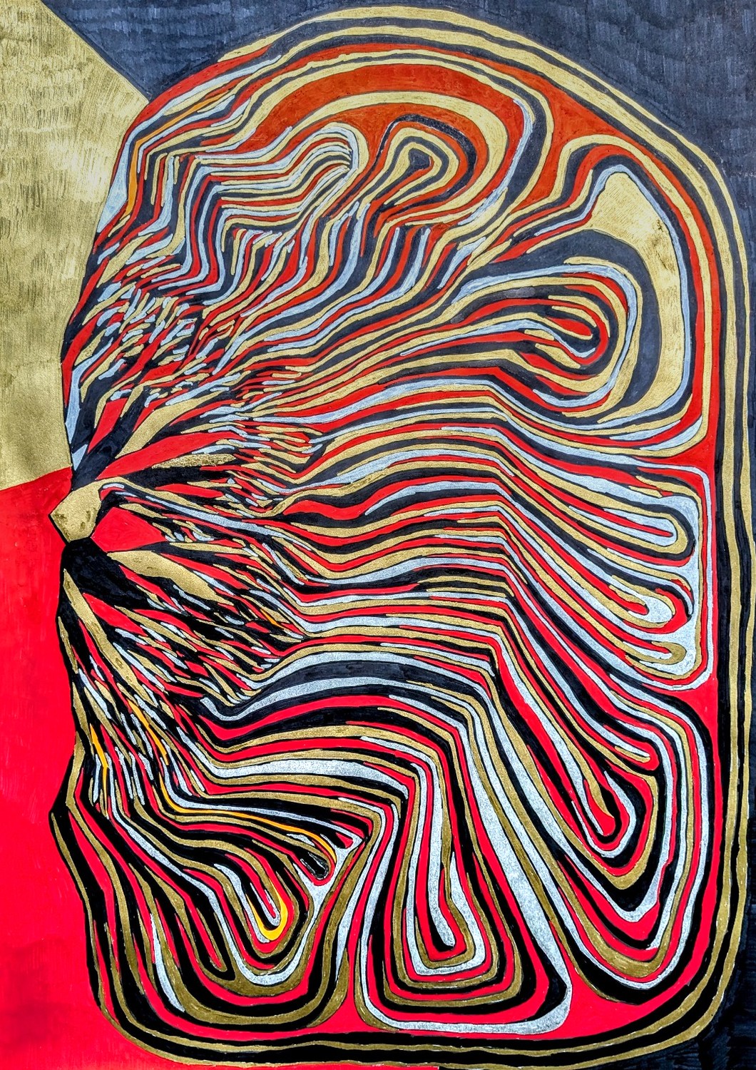 Aufrechte, kopfähnliche Form aus gestaffelten Konturlinien in Rot, Schwarz, Gold und Silber; alle Linien laufen links in einem einzigen Punkt zusammen.